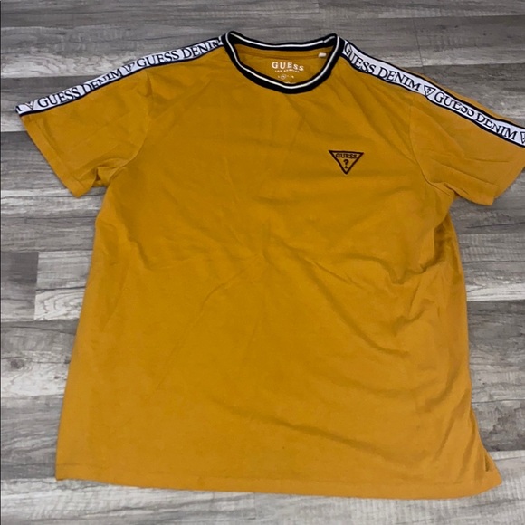 💜 Guess Yellow Short Sleeve Tee with Black Trim - Picture 1 of 1